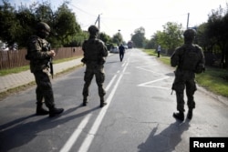 Солдаты патрулируют улицу в Вырыках после нарушения польского воздушного пространства во время российского нападения дронов через территорию Украины, 10 сентября 2025 года, фото Wyborcza.pl