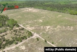 Западный, самый большой участок, где сейчас строится военный объект в районе села Павловка, в сюжете "ВоентТВ" от 28 мая 2024 года. Скриншот из видео