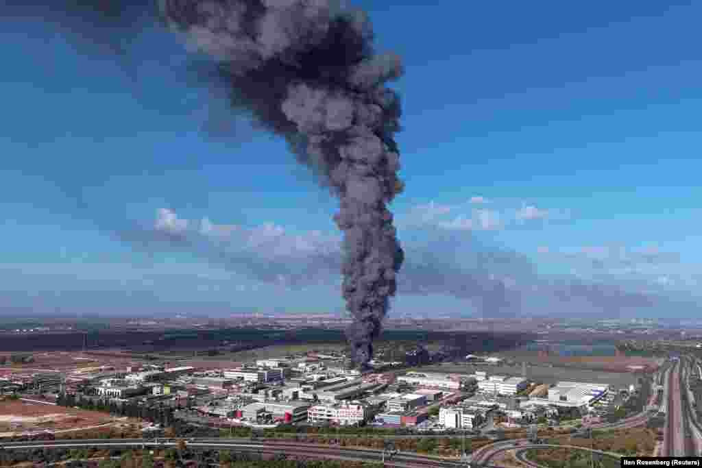 Премьер-министр Израиля Биньямин Нетаньяху в своем обращении к жителям в связи с атакой назвал происходящее войной. "Мы в состоянии войны, а не военной операции. ХАМАС предпринял смертоносное и неожиданное нападение на государство Израиль и его граждан. Прежде всего я отдал приказ очистить израильские поселения от террористов, которые туда проникли и распорядился о крупномасштабной мобилизации резервистов", &mdash; заявил он