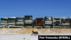 "Кладбище автобусов" в поселке Алатау в пригороде Алматы. Январь 2024