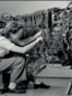 Женщина чинит один из первых компьютеров IBM, 1948 год