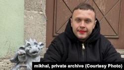 Михал участвует в флешмобе в знак солидарности с Марией Колесниковой