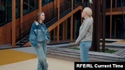 Алика во дворе школы, где училась в Нарве