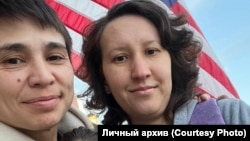 Талия и Евгения на фоне американского флага