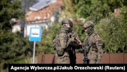 Польские военнослужащие патрулируют улицу после того, как беспилотник врезался в жилой дом в Вырыки-Полуд, Польша, 10 сентября 2025 г. Фото Reuters