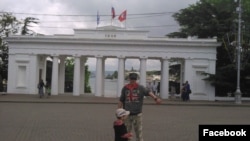 Максим Полупанов c сыном в оккупированном Крыму. Из личного архива Полупанова