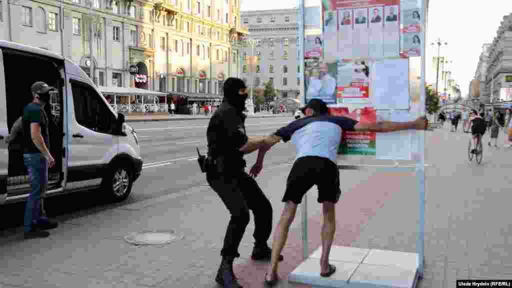 Задержания в Минске в последний день перед выборами, 8 августа. С начала избирательной кампании правозащитники насчитали более 1300 задержанных &ndash;&nbsp;это участники "цепей солидарности", члены инициативных групп, активисты, политики, блогеры, журналисты и просто прохожие на улицах. Сотни человек получили административные аресты и штрафы.