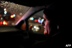 Лауреат Нобелевской премии мира 2022 года Алесь Беляцкий в автомобиле в Вильнюсе 14 декабря 2025 года, на следующий день после освобождения из белорусской тюрьмы. Фото AFP