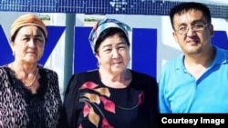 Каракалпакский активист Даулетмурат Тажимуратов с мамой Тотыхан Абдижамиловой (крайняя слева)