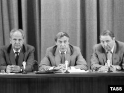 Участники ГКЧП слева направо: министр внутренних дел СССР Борис Пуго, вице-президент СССР Геннадий Янаев и зампредседателя Совета обороны СССР Олег Бакланов во время пресс-конференции 19 августа 1991 года