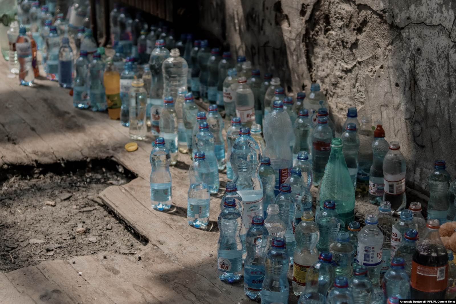 Бутылки с водой в бывшей школе №1. Террористы не давали заложникам ни еды, ни воды