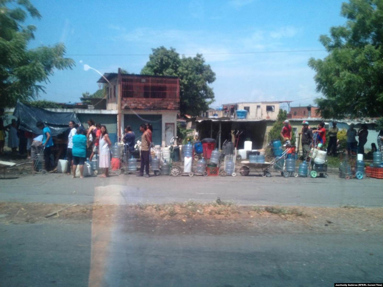 Очередь за водой. Пало Негро, март 2019 года. Фото: Жанфредди Гутьеррес