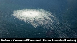 Утечка газа из газопровода "Северный поток-2, фото сделано с датского военного самолета F-16 у острова Борнгольма. Дания, 27 сентября 2022 года