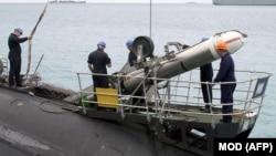 Американская ракета "Томагавк" при погрузке в Великобритании