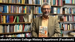 Адиб Халид с книгой "Центральная Азия: От века империй до наших дней" 10 апреля 2024 года